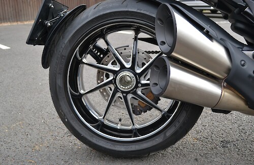 2015/65 Ducati Diavel Carbon Edition 2...