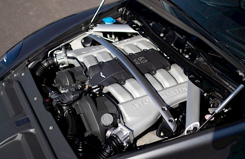 2004/54 Aston Martin DB9 Coupe 24...