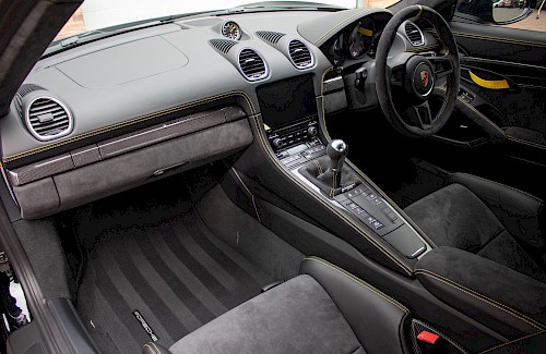 2020/20 Porsche 718 Cayman GT4 Clubsport 36...