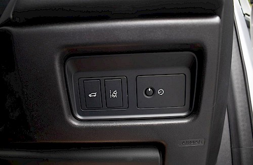 2017/17 Land Rover Discovery Sport 180 TD4 HSE Black 35...