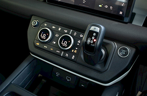 2021/70 Land Rover Defender 110 D200 S 52...