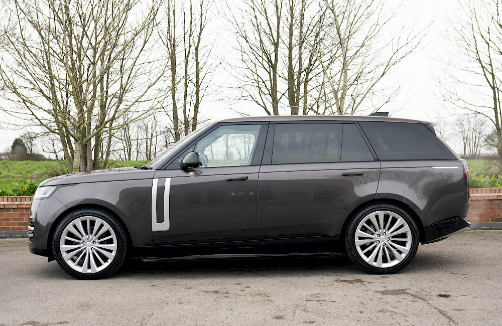 2023/72 Range Rover Vogue First Edition LWB P530 11