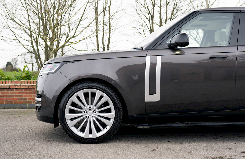 2023/72 Range Rover Vogue First Edition LWB P530 12