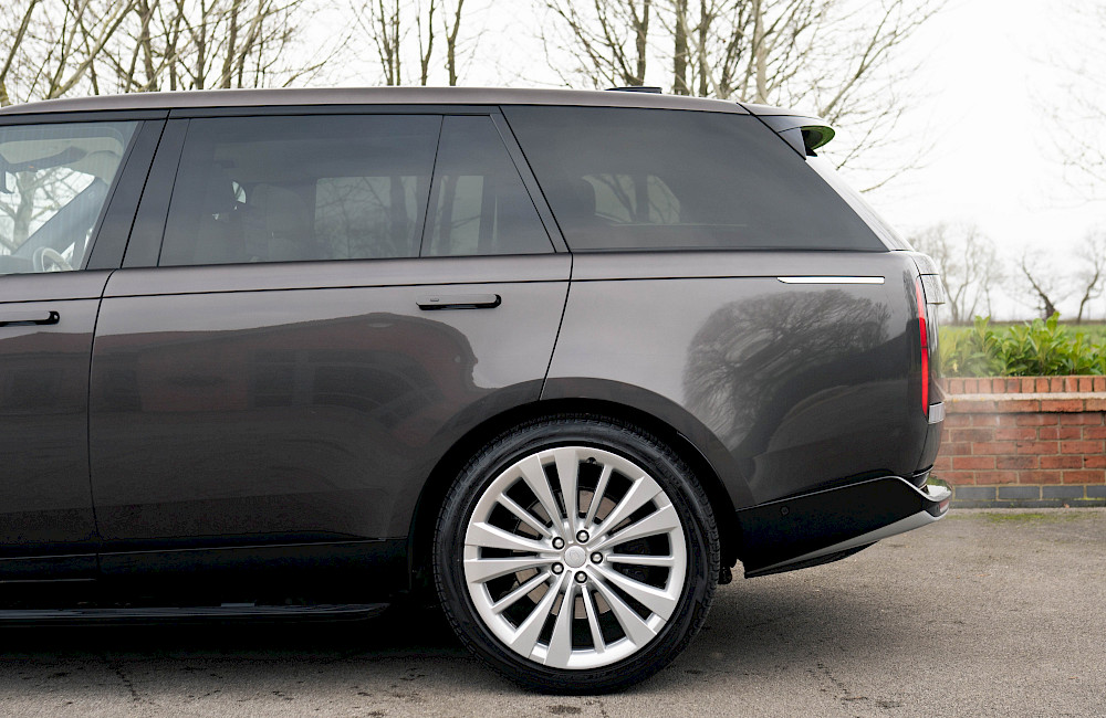 2023/72 Range Rover Vogue First Edition LWB P530 13