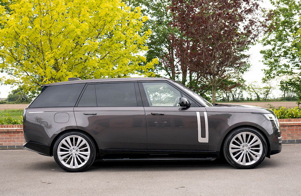 2023/72 Range Rover Vogue First Edition LWB P530 10