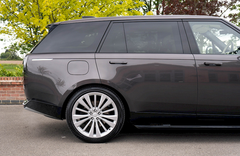 2023/72 Range Rover Vogue First Edition LWB P530 11