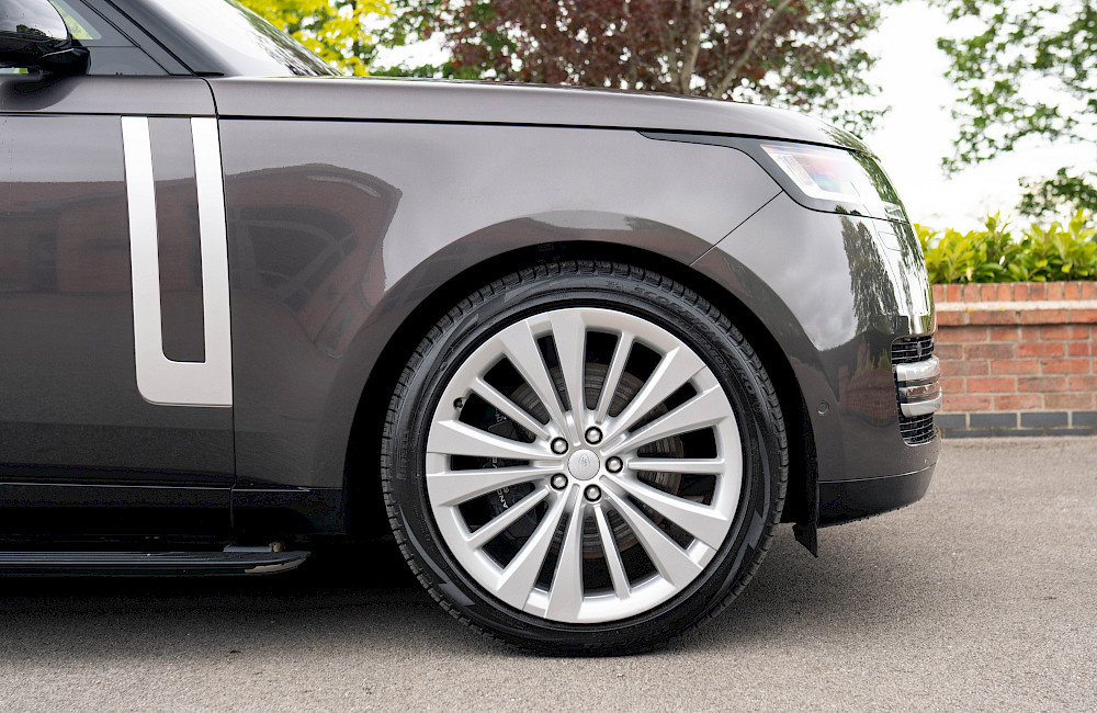 2023/72 Range Rover Vogue First Edition LWB P530 14