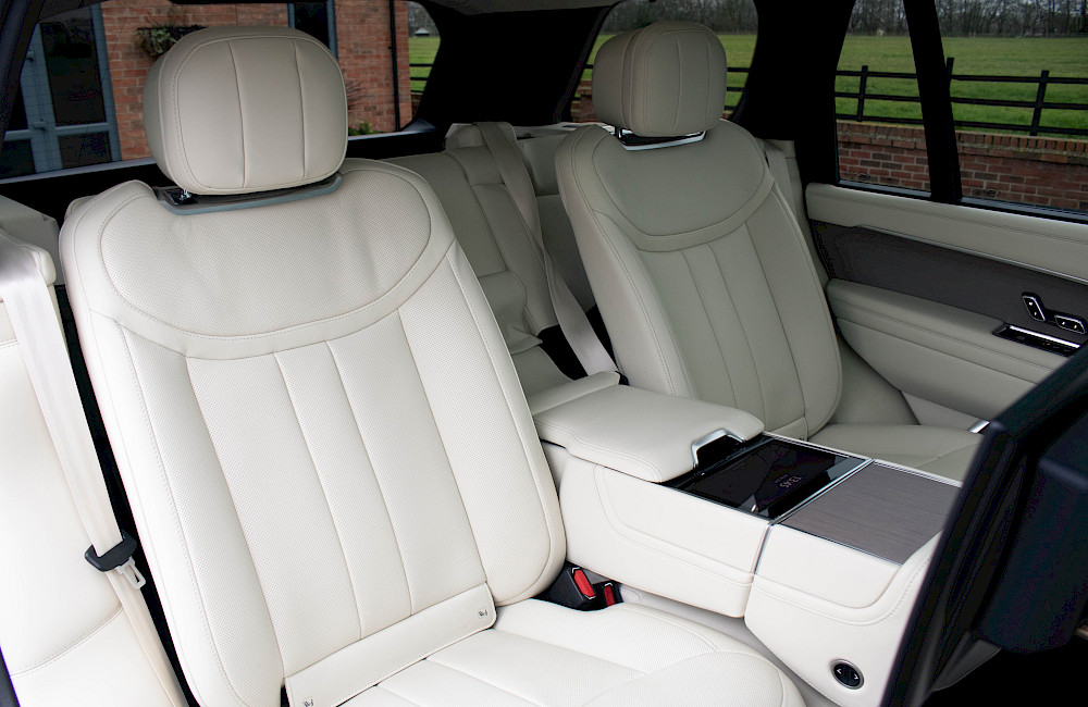 2023/72 Range Rover Vogue First Edition LWB P530 33