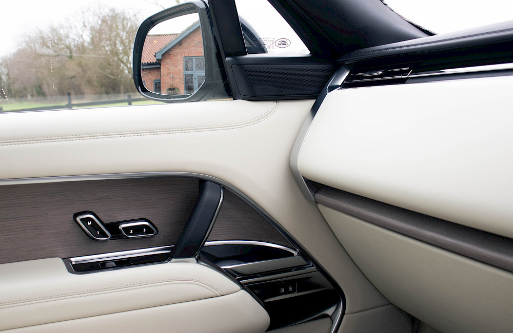 2023/72 Range Rover Vogue First Edition LWB P530 60